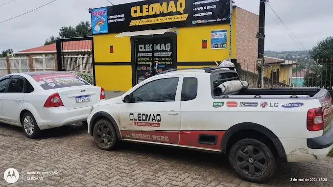 Técnico da Cleomaq com ferramentas em atendimento a domicílio